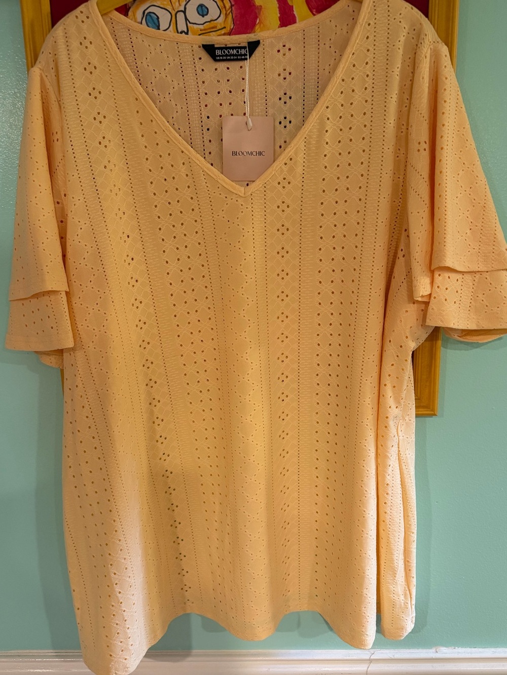 18/20 (2X) BLOOMCHIC Yellow Eyelet V-Neck Women's Top, NWT, $15